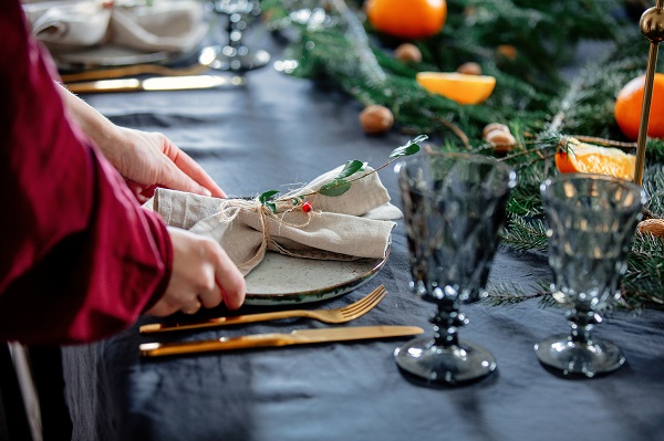 Tavola pronta per una cena aziendale di Natale.